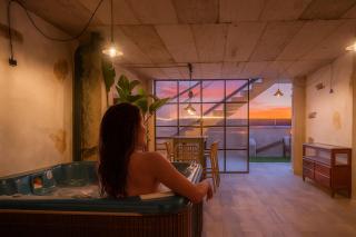 Escapada Refrescante con Jacuzzi, Barbacoa y Chimenea - 0