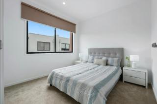 Spacious 4BR Townhouse in Prime Location - Gold Coast - 2