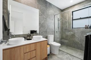 Spacious 4BR Townhouse in Prime Location - Gold Coast - 3