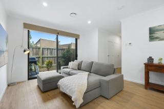 Spacious 4BR Townhouse in Prime Location - Gold Coast - 5