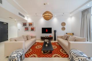 Cityscape & Coastal Charm Elegant 2br Seaside - 5