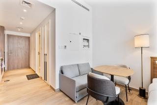 Bright Studio in JVC with Pool and Gym Access - 4