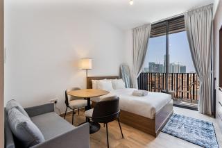 Bright Studio in JVC with Pool and Gym Access - 0