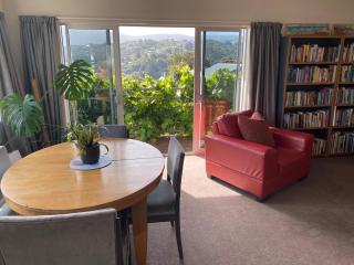 Spacious home with underfloor heating, views and sun - Dunedin - 9