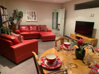 Spacious home with underfloor heating, views and sun - Dunedin - 6