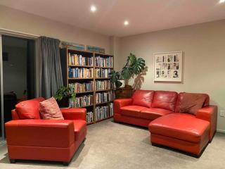 Spacious home with underfloor heating, views and sun - Dunedin - 0