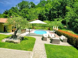 Villa 3 Bed 4 Bath Sleeps 8 Pool Hot tub Air Con - Villafranca in Lunigiana - 3