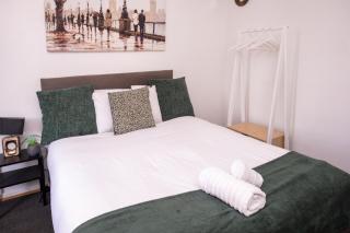 The Private Villa, Northampton Centre, 9 Beds, 5 bedrooms, Sleeps 12 - Northampton - 6