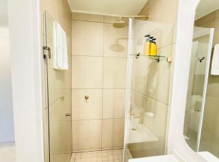 Modern Rosebank Apt - Parking, 5 Min to Gautrain - 9