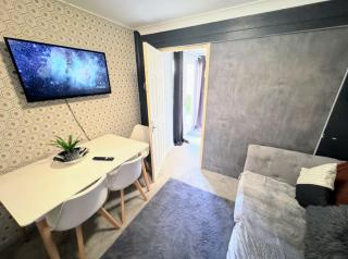 4 Bed Relaxing Retreat - Canterbury - Parking - Hot Tub - Hackington - 3