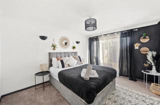 4 Bed Relaxing Retreat - Canterbury - Parking - Hot Tub - Hackington - 0