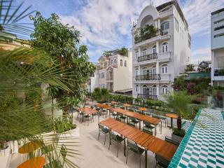 District One Hotel-Rooftop Pool-Reception 24-7-Breakfast - Ho Chi Minh-stad - 2