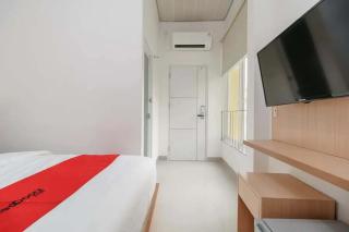 RedDoorz Plus near RS RK Charitas 2 Palembang - Palembang - 7
