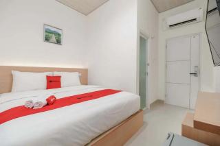 RedDoorz Plus near RS RK Charitas 2 Palembang - Palembang - 9