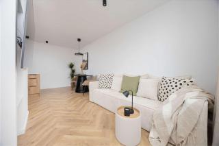 Cosy Apartment with Balcony near PGE by Noclegi Renters - Warsaw - 8