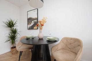 Cosy Apartment with Balcony near PGE by Noclegi Renters - Warsaw - 4