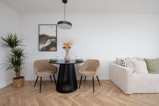 Cosy Apartment with Balcony near PGE by Noclegi Renters - 6