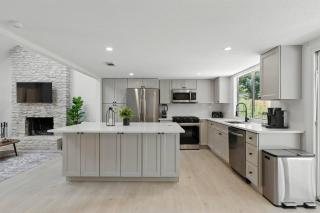 Modern & Bright 3BR Home - 8