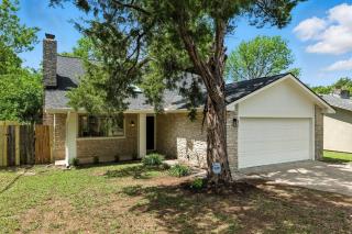 Modern & Bright 3BR Home - 6