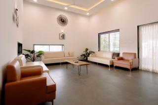 StayVista's Eva Villa - Lakeside Luxury with Modern Decor, Pool & Expansive Lawn - Near Sula - Nashik - 5