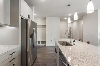 Luxury 2-BR with Juliet Balcony - 5