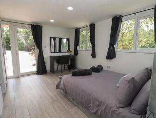 The Cabin - Private Car Park with CCTV - Fast WiFi - Contractor Friendly - Nature & Wildlife Retreat for Business Stays or Relaxing Couples Getaways - 2