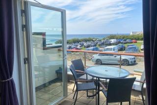 SEA VIEWS, beachside apartment with balcony - Saint Merryn - 6
