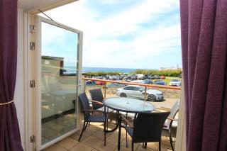 SEA VIEWS, beachside apartment with balcony - Saint Merryn - 9