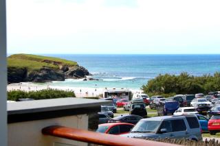 SEA VIEWS, beachside apartment with balcony - Saint Merryn - 0