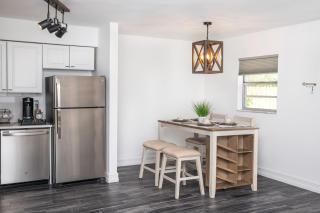 Location! Quality! Comfort! The downtown Gem - Naples - 4