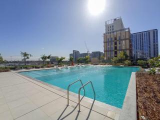 StayShort - Modern Unit Sleeps 6 in Dubai Hills with Pool - 8