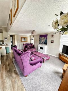 Cosy Lakeside Lodge - Water Views - Min 3 Night Stay - Dunning - 3