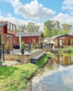 Cosy Lakeside Lodge - Water Views - Min 3 Night Stay - Dunning - 0