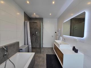 Apartment mit voll ausgestatetter Küche, Badewanne, Balkon, Parkplatz vor dem Haus, ruhig gelegen, ADA5 - Kulmbach - 2