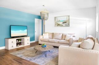 The Coastal Dream! Only 3miles to the beach, Fast WiFi, Garage - 0
