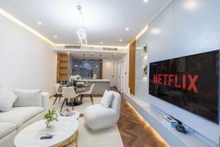 Modern 1BR with High Floor Near Mall & Tram - 9