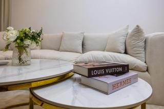 Modern 1BR with High Floor Near Mall & Tram - 4