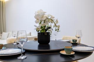 Modern 1BR with High Floor Near Mall & Tram - 3