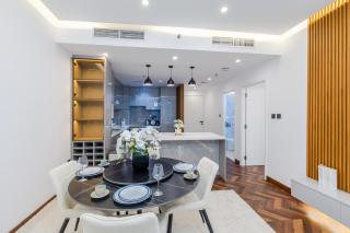 Modern 1BR with High Floor Near Mall & Tram - 5