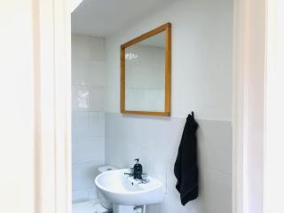 Bright & Spacious Studio - Guildford - 5