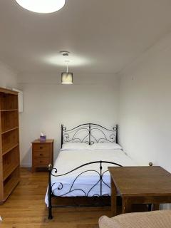 Bright & Spacious Studio - Guildford - 4