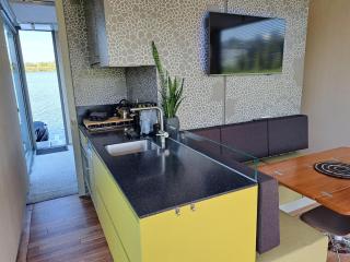 AquaHome - Woudrichem - Bijzonder overnachten op een houseboat aan de Afgedamde Maas - Woudrichem - 4