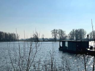 AquaHome - Woudrichem - Bijzonder overnachten op een houseboat aan de Afgedamde Maas - Woudrichem - 2