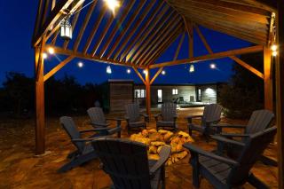 Creator Cabins - Retreat for 8 - Johnson City - 0