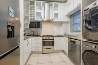 Exquisite Emerald King Size 2 Bed Apartment - Durban - 6