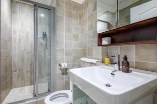 Exquisite Emerald King Size 2 Bed Apartment - Durban - 2
