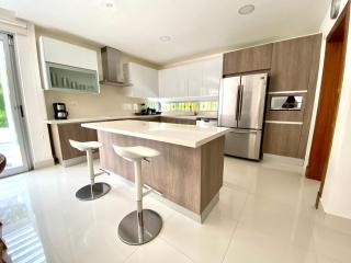 Luxury Villa Pool and BBQ in San Juan Lakes Los Colales RD - 5