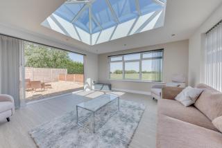 Luxury Isla Cottages Bourne, Dog Friendly with Garden, Parking, Countryside Views, Family Holidays & Easy Access to Town - 0
