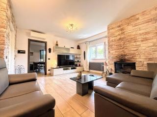 - Rustic Charm with Garden & Pool - - Carrara - 5