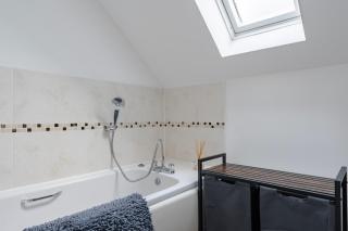 Stylish 5Bedroom Getaway in Quiet Mildenhall Area - 6